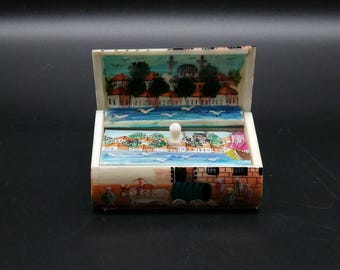 Caja de joyería/guardabartería turca de hueso pintada a mano con escenas del antiguo Estambul - Objeto de colección para la decoración del hogar