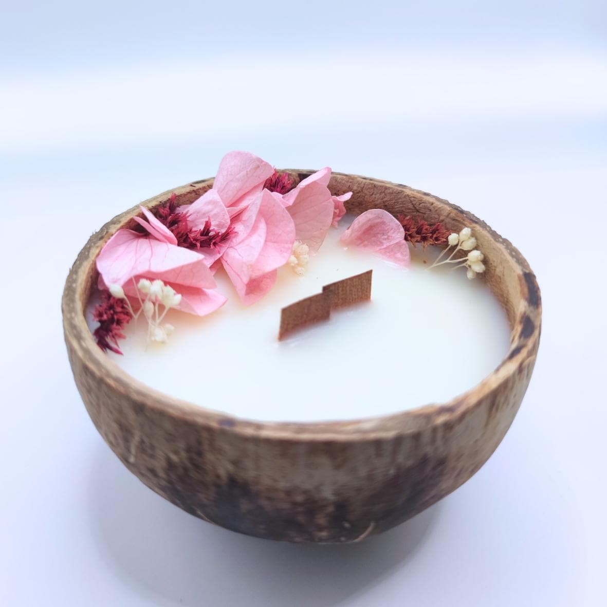 Vela aromática de rosas tropicales en cáscara de coco – Cera de soja natural, flores secas – Ideal para regalar – Regalo de Navidad