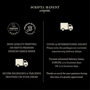 K&ouml;nnte beinhalten: Schwarzwei&szlig;grafik mit dem Text "SCRIPTA MANENT artprint." Die Grafik enth&auml;lt auch eine Krone, ein LKW-Symbol und den Text "PREMIUM QUALITY ARTPRINTS" und "museum grade paper". Der Text "HIGH QUALITY PRINTING ON MATTE PREMIUM MUSEUM GRADE PAPER" und "SECURE PACKAGING & TRACKING PROVIDED ON YOUR ORDER" ist ebenfalls enthalten. Der Text "COVID-19 INTERNATIONAL DELAYS" ist enthalten mit dem Text "Bitte beachten Sie, dass die Pakete derzeit Lieferverz&ouml;gerungen haben." Der Text "Aktuelle gesch&auml;tzte Lieferzeiten: EUROPA: 5-10 Werktage USA: 5-10 Werktage" ist ebenfalls enthalten. Der Text "Vielen Dank f&uuml;r Ihre Geduld in dieser Zeit, sie wird sehr gesch&auml;tzt." ist enthalten.