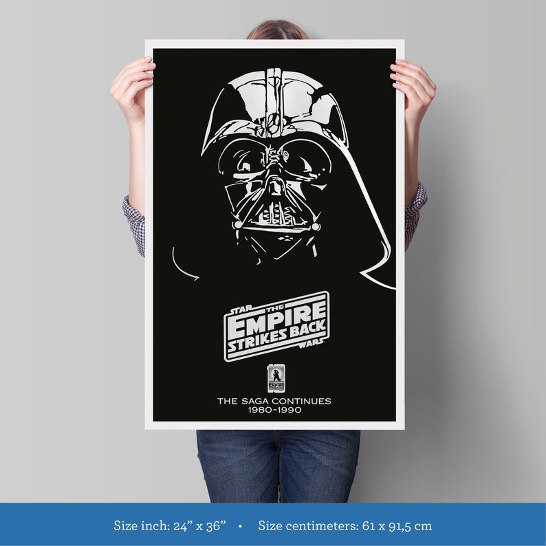 K&ouml;nnte beinhalten: Ein Schwarzwei&szlig;-Poster mit Darth Vader aus dem Film Star Wars: Das Imperium schl&auml;gt zur&uuml;ck. Das Poster enth&auml;lt den Filmtitel und den Text "Die Saga geht weiter 1980-1990". Das Poster misst 61 Zentimeter mal 91,5 Zentimeter.