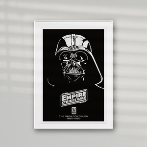 K&ouml;nnte beinhalten: Ein Schwarzwei&szlig;-Poster mit Darth Vader aus dem Film Star Wars: Das Imperium schl&auml;gt zur&uuml;ck. Der Text auf dem Poster lautet "Star Wars: Das Imperium schl&auml;gt zur&uuml;ck" und "Die Saga geht weiter 1980-1990".
