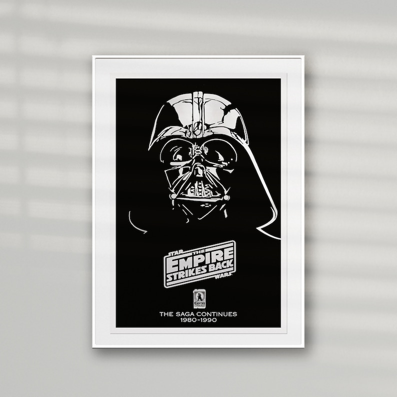 K&ouml;nnte beinhalten: Ein Schwarzwei&szlig;-Poster mit Darth Vader aus dem Film Star Wars: Das Imperium schl&auml;gt zur&uuml;ck. Der Text auf dem Poster lautet "Star Wars: Das Imperium schl&auml;gt zur&uuml;ck" und "Die Saga geht weiter 1980-1990".