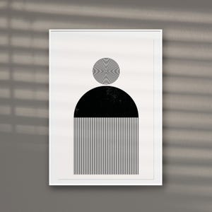 Può includere: Una stampa artistica minimalista incorniciata con un design geometrico in bianco e nero. L'opera d'arte include un semicerchio nero, un cerchio con linee concentriche e linee verticali. La stampa è presentata in una cornice bianca.