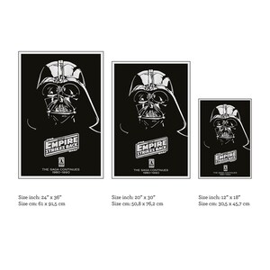 K&ouml;nnte beinhalten: Ein Schwarzwei&szlig;-Poster mit Darth Vader aus dem Film Star Wars: Das Imperium schl&auml;gt zur&uuml;ck. Der Text auf dem Poster lautet "Star Wars: Das Imperium schl&auml;gt zur&uuml;ck. Die Saga geht weiter 1980-1990".