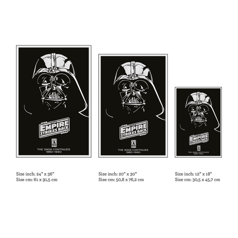 K&ouml;nnte beinhalten: Ein Schwarzwei&szlig;-Poster mit Darth Vader aus dem Film Star Wars: Das Imperium schl&auml;gt zur&uuml;ck. Der Text auf dem Poster lautet "Star Wars: Das Imperium schl&auml;gt zur&uuml;ck. Die Saga geht weiter 1980-1990".