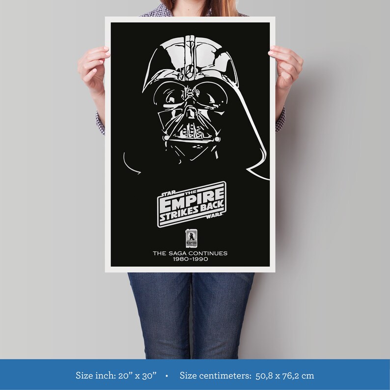 K&ouml;nnte beinhalten: Ein Schwarzwei&szlig;-Poster mit Darth Vader aus dem Film Star Wars: Das Imperium schl&auml;gt zur&uuml;ck. Das Poster tr&auml;gt den Text "STAR THE EMPIRE STRIKES BACK" und "THE SAGA CONTINUES 1980-1990". Das Poster misst 50,8 cm x 76,2 cm.