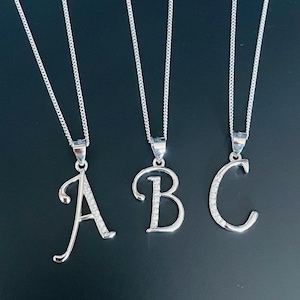 Collar con colgante de inicial de plata de ley 925 con letra para mujer, niña y niño, en caja de regalo.