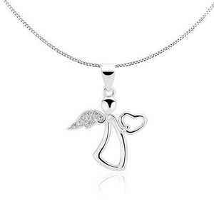 以下が含まれることがあります： 天使がハートを持っているペンダントが付いたシルバーネックレス。天使の羽は小さな透明な石で飾られています。