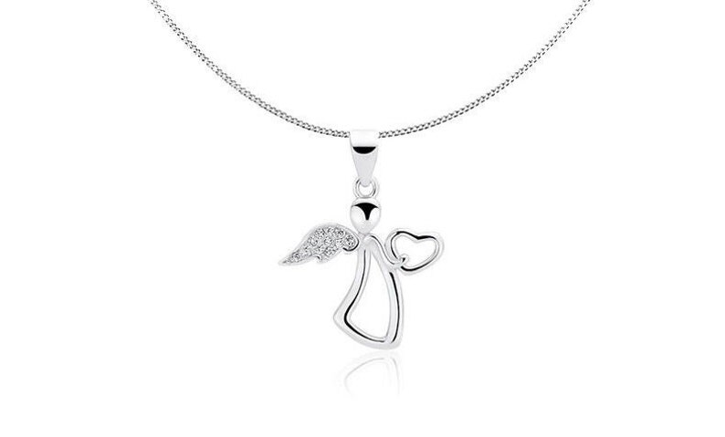 以下が含まれることがあります： 天使がハートを持っているペンダントが付いたシルバーネックレス。天使の羽は小さな透明な石で飾られています。