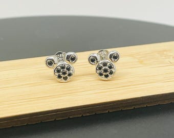 Brincos de Prata de Lei com o Mickey Mouse, Pequenos e Cravejados com Zircônias Cúbicas, em Caixa de Presente