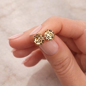 Örhängen i 925 sterlingsilver med leopardmönster i presentask
