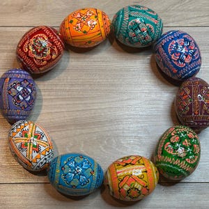 Gemaakt in Oekraïne, handbeschilderd houten kerstei, Oekraïense Pysanka Petrykivka Pysanky, set van 10 verschillende eieren met bloemenmotief, folkloristisch cadeau.