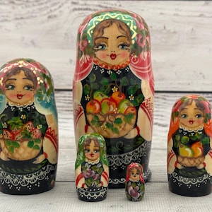 Poupées Russes Matriochka 7 Pièces - Bois Peint Main Foulard Vert Roses Poupées Russes Matriochka 7 Pièces - Bois Peint Main Foulard Vert Roses