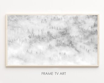 Könnte beinhalten: Ein Schwarzweißfoto eines Waldes mit Nebel. Die Bäume sind vom Nebel verdeckt, was einen nebeligen, ätherischen Effekt erzeugt. Das Bild ist in einem hellen Holzrahmen gerahmt.