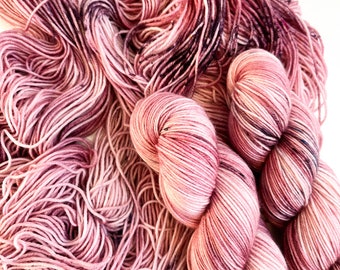 Handgeverfd sokkengaren 400 m/100gr Mauve Rose Speckles (19,5 micron)