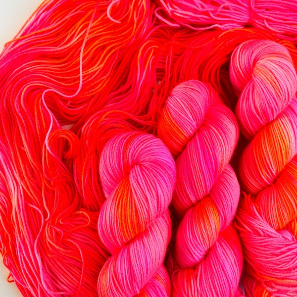 Hand dyed sock yarn 400m/100gr neon pink orange (19.5 micron)