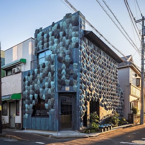 Wakunishoten is a cafe in Tokyo.
The exterior wall of the building is natural copper plate.