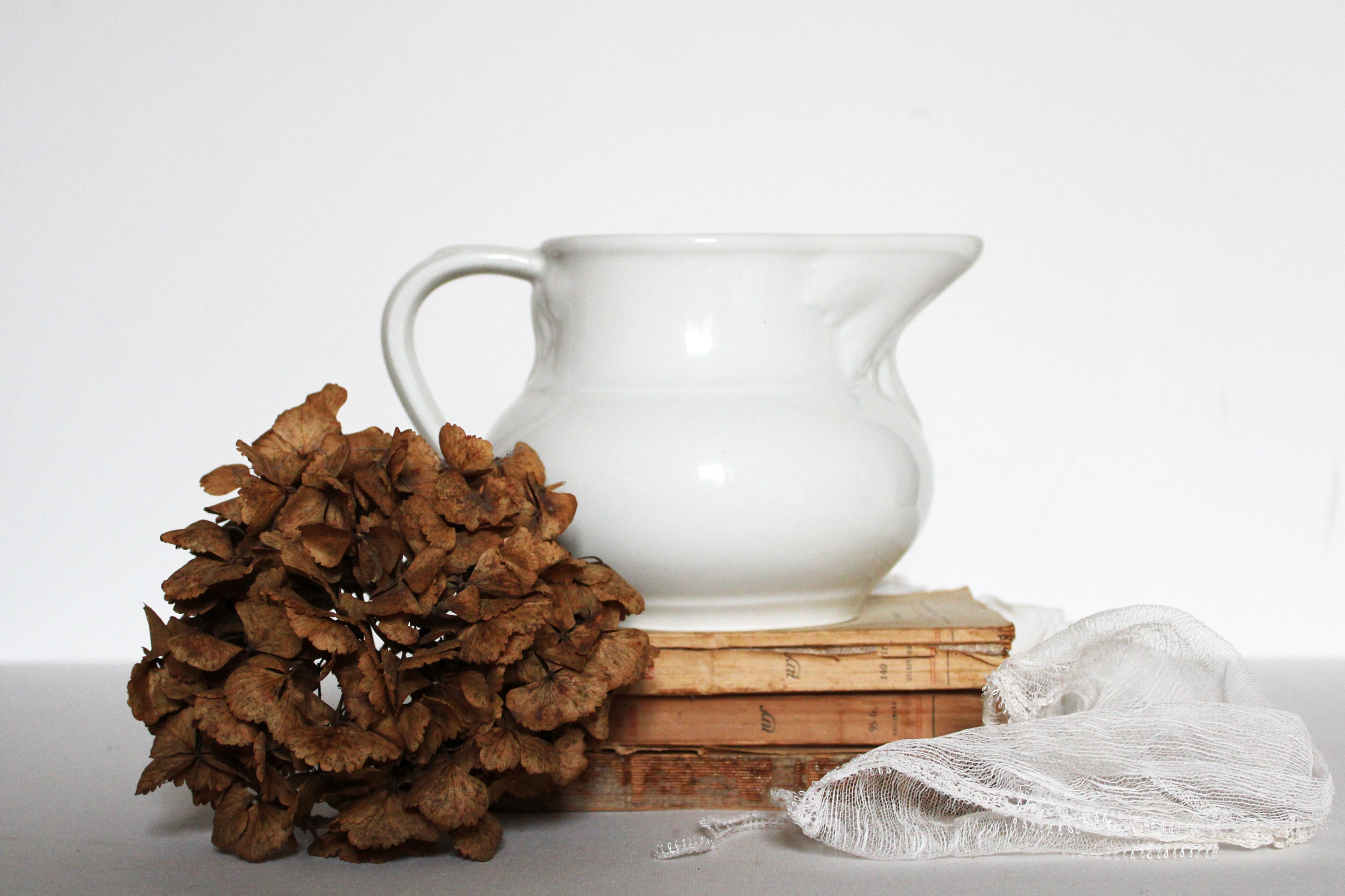 Pichet Faïence Blanche Antique Feuille Acanthus/ White Earthenware Pitcher Acanthus Leaf