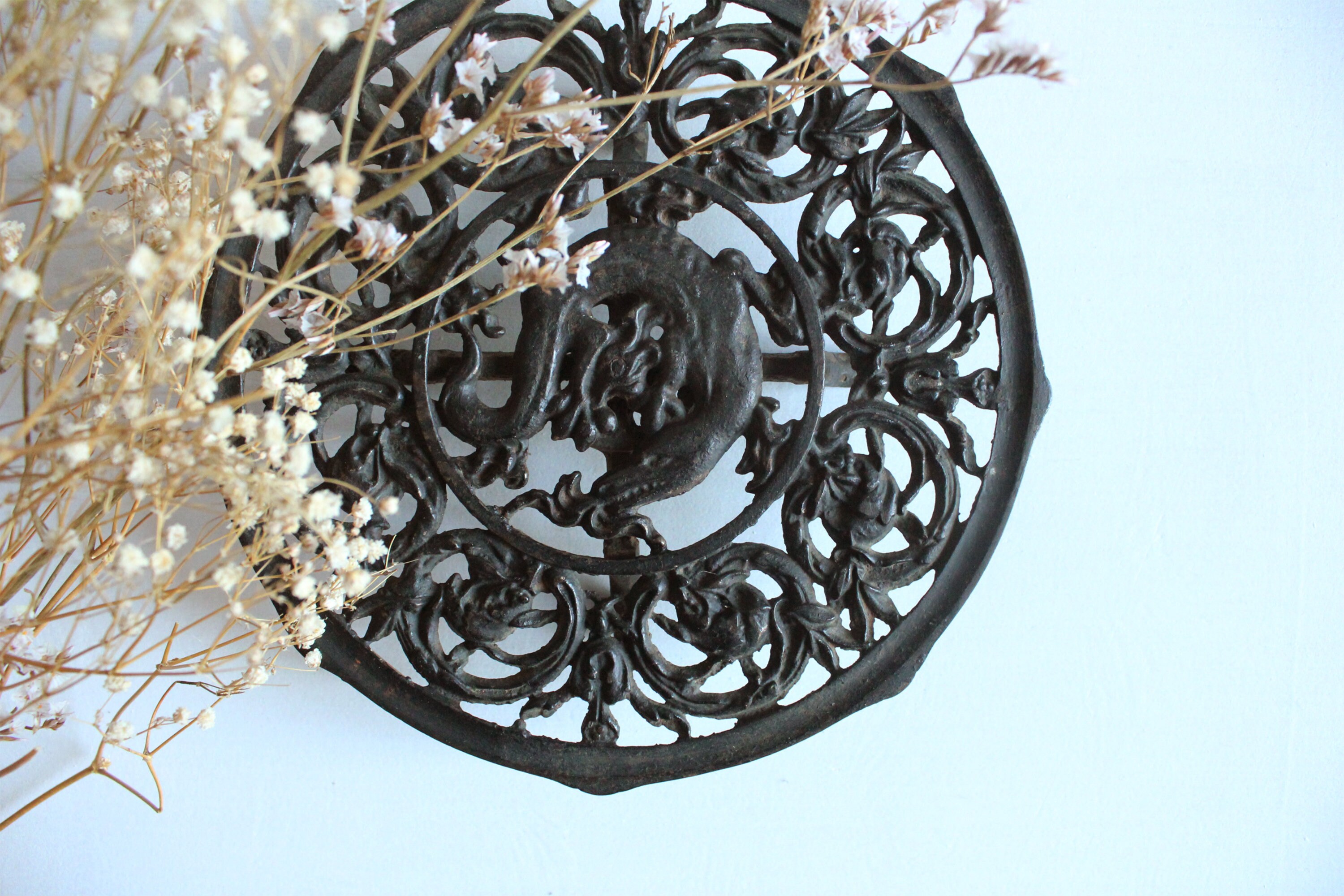 Dessous de Plat sur Pieds Ancien en Fonte/Antique Cast Iron Trivet On Legs