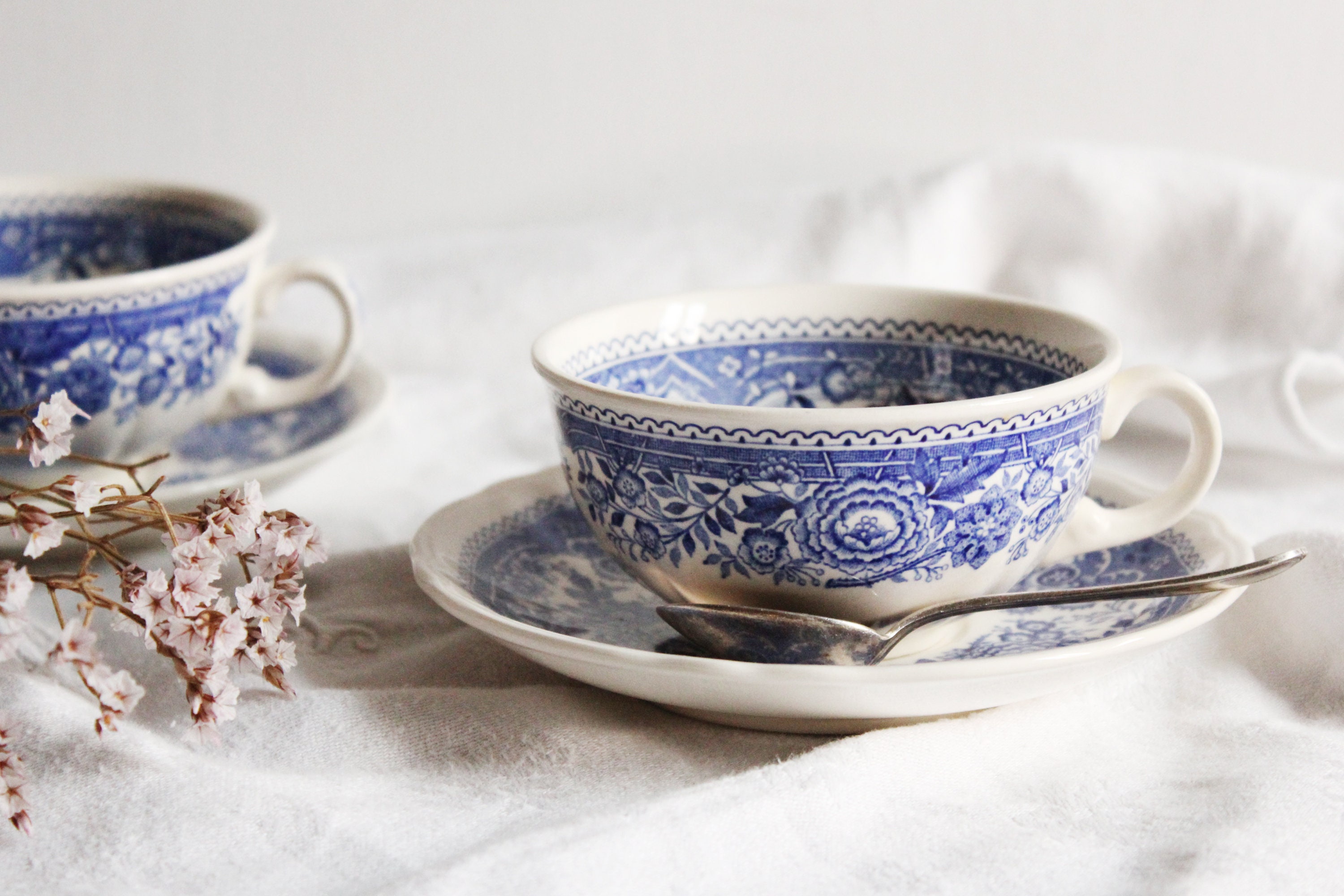 Adorables Paire Tasses et Sous Anciennes en Porcelaine/Adorable Pair Of Antique Porcelain Cups & Sau