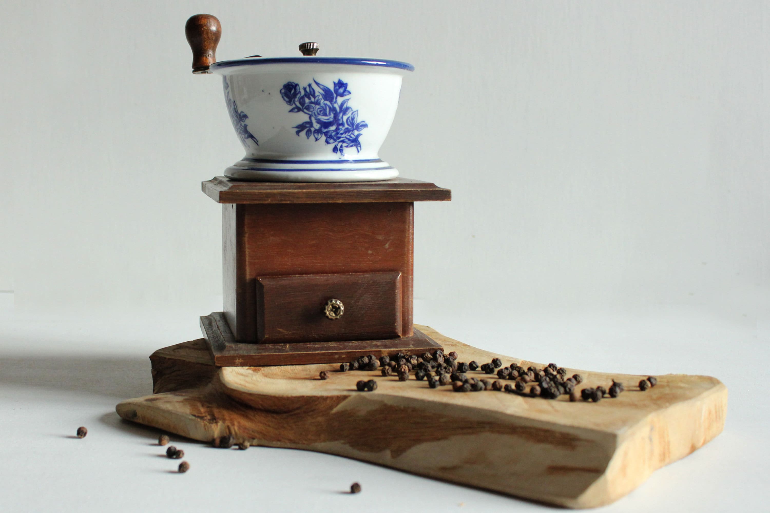 Moulin à Poivre ou Café , Ancien en Bois et Porcelaine Style Ancien/ Pepper Or Coffee Mill, Wood & P