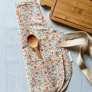 Toddler Kids Floral Apron- Play Apron for Girls- Daisy Apron - Gift for Toddler - Play Kitchen Accessories- Montessori Chef- Cooking
