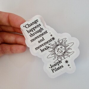 Sticker citation Joseph Pilates – « Le changement se produit » | Autocollant esthétique en vinyle Pilates pour bouteille d'eau, ordinateur portable, journal, cadeau bien-être