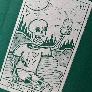 Chemise de carte de tarot de buveur de jour (conception drôle de bière de NYC//impression à la main/dessinée à la main//conception originale)