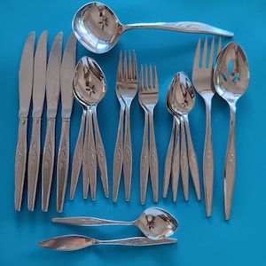 Oneida WOODMERE Stainless Flatware Set 4 Place Settings + Serving Pieces Textured Handle Leaves