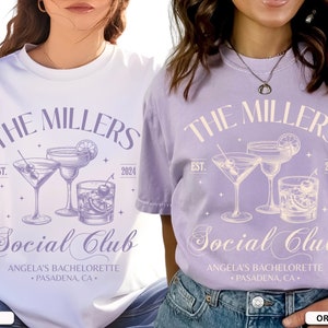 K&ouml;nnte beinhalten: Zwei wei&szlig;e und lila T-Shirts mit dem Text "The Millers Social Club" und einer Grafik von Cocktails. Der Text "Est. 2024" und "Angela's Bachelorette - Pasadena, CA" sind ebenfalls auf den Shirts enthalten.