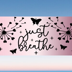 K&ouml;nnte beinhalten: Ein rosa-blauer Farbverlaufshintergrund mit einer schwarzen Silhouette eines L&ouml;wenzahns, Schmetterlingen und dem Text "just breathe".