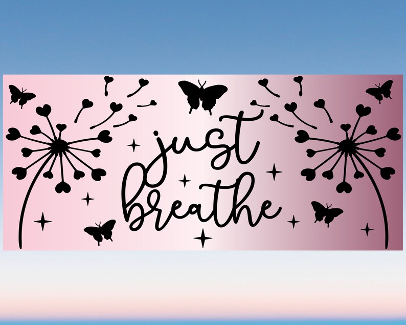 K&ouml;nnte beinhalten: Ein rosa-blauer Farbverlaufshintergrund mit einer schwarzen Silhouette eines L&ouml;wenzahns, Schmetterlingen und dem Text "just breathe".