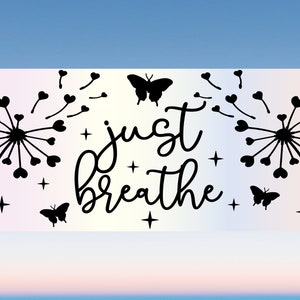 K&ouml;nnte beinhalten: Schwarzwei&szlig;es Grafikdesign mit dem Text "just breathe" in einer kursivschriftlichen Schriftart. Das Design zeigt zwei L&ouml;wenzahnsilhouetten mit Samen, die im Wind fliegen, und Schmetterlinge.