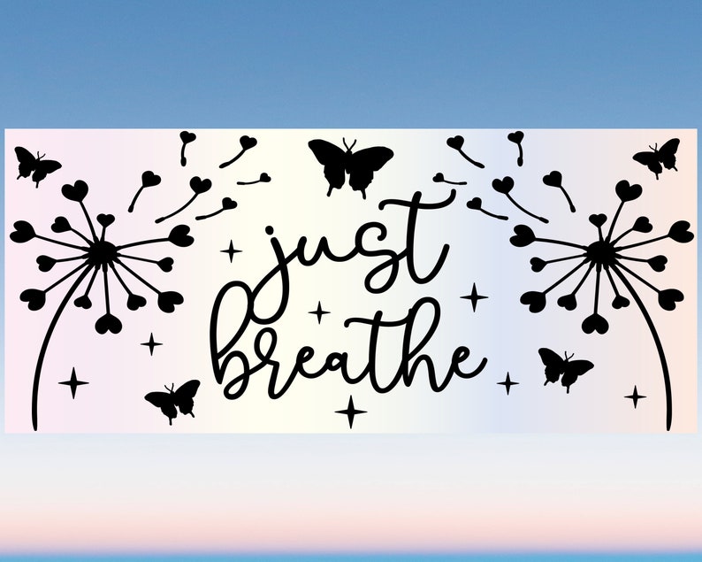 K&ouml;nnte beinhalten: Schwarzwei&szlig;es Grafikdesign mit dem Text "just breathe" in einer kursivschriftlichen Schriftart. Das Design zeigt zwei L&ouml;wenzahnsilhouetten mit Samen, die im Wind fliegen, und Schmetterlinge.