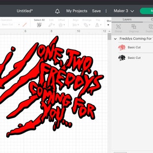 K&ouml;nnte beinhalten: Rotes und schwarzes Grafikdesign mit dem Text "One Two Freddys Coming For You" in einer fetten, stilisierten Schriftart. Das Design ist auf wei&szlig;em Hintergrund.