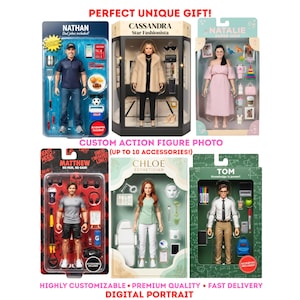 Può includere: Sei action figure personalizzate in confezioni individuali, ognuna con un personaggio unico e accessori specifici. Le figure includono Nathan, Cassandra, Natalie, Matthew, Chloe e Tom, mostrate con vari oggetti come strumenti, abbigliamento e attrezzature.