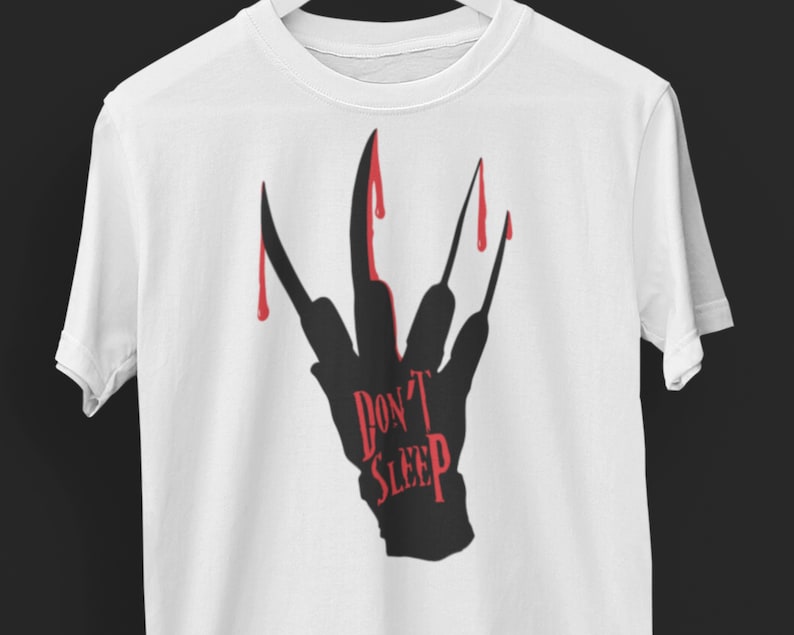 K&ouml;nnte beinhalten: Wei&szlig;es T-Shirt mit einer schwarzen Silhouette einer Hand mit blutigen Krallen und dem Text "Don't Sleep" in Rot.