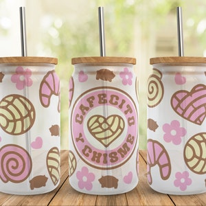 Puede incluir: Tres vasos blancos con tapas marrones y pajitas. Cada vaso presenta un diseño diferente con ilustraciones rosas y marrones de pasteles, corazones y flores. El vaso del medio tiene el texto "Cafe y Chisme" en un círculo rosa.