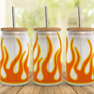 Op de afbeelding: Drie witte roestvrijstalen bekers met oranje en gele vlammotieven en houten deksels. Elke beker heeft een roestvrijstalen rietje.