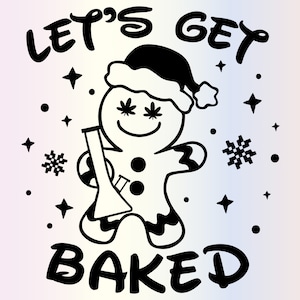 Puede incluir: Ilustración en blanco y negro de un hombre de jengibre con un gorro de Papá Noel y sosteniendo una pipa de agua. El texto "Let's Get Baked" está escrito sobre el hombre de jengibre y debajo del texto está "Baked".