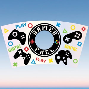 Peut inclure: Un gobelet noir et blanc "Gamer Fuel" avec un cercle au centre. Le gobelet est entouré d'icônes de manettes de jeu colorées et des mots "Play", "Game" et "Gamer Fuel".