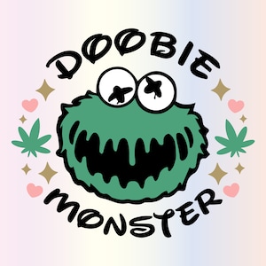 Puede incluir: Gráfico de estilo caricatura que presenta un monstruo verde y peludo con grandes ojos blancos y una boca ancha y negra. El texto "DOOBIE MONSTER" está arqueado arriba y abajo del monstruo. El diseño incluye hojas de cannabis, corazones y estrellas.