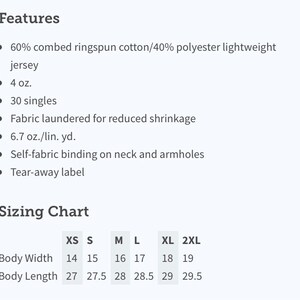 K&ouml;nnte beinhalten: Gr&ouml;&szlig;entabelle f&uuml;r ein T-Shirt aus 60% gek&auml;mmter Ringspinn-Baumwolle und 40% Polyester. Die Tabelle zeigt die K&ouml;rperbreite und -l&auml;nge in Zoll f&uuml;r die Gr&ouml;&szlig;en XS, S, M, L, XL und 2XL.