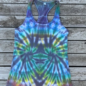 K&ouml;nnte beinhalten: Ein Batik-Tanktop mit einem wirbelnden Muster in Blau, Gr&uuml;n, Gelb und Lila. Das Tanktop hat einen Racerback-Stil und ist mit "Large" gekennzeichnet.