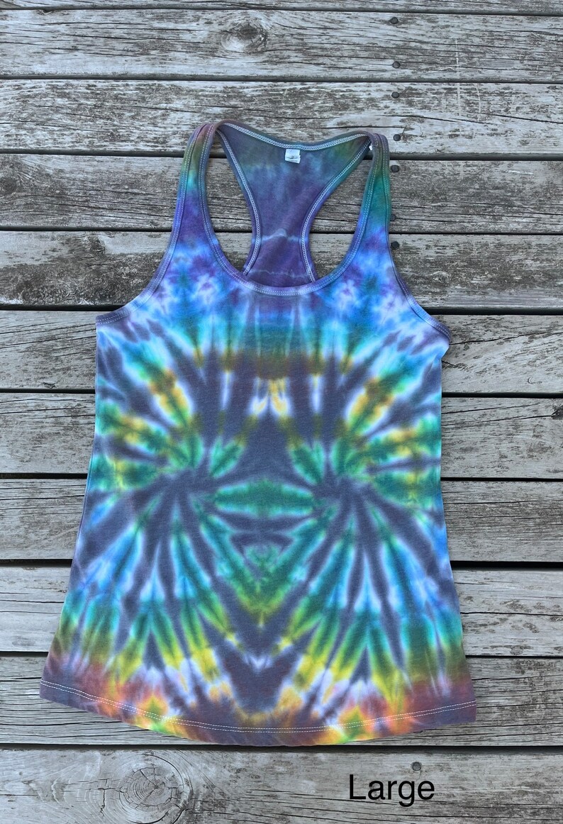 K&ouml;nnte beinhalten: Ein Batik-Tanktop mit einem wirbelnden Muster in Blau, Gr&uuml;n, Gelb und Lila. Das Tanktop hat einen Racerback-Stil und ist mit "Large" gekennzeichnet.