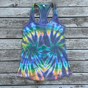 K&ouml;nnte beinhalten: Ein Batik-Tanktop in den Farben Grau, Blau, Gr&uuml;n und Gelb. Das Tanktop hat einen Racerback-Stil und ist in Gr&ouml;&szlig;e Small.