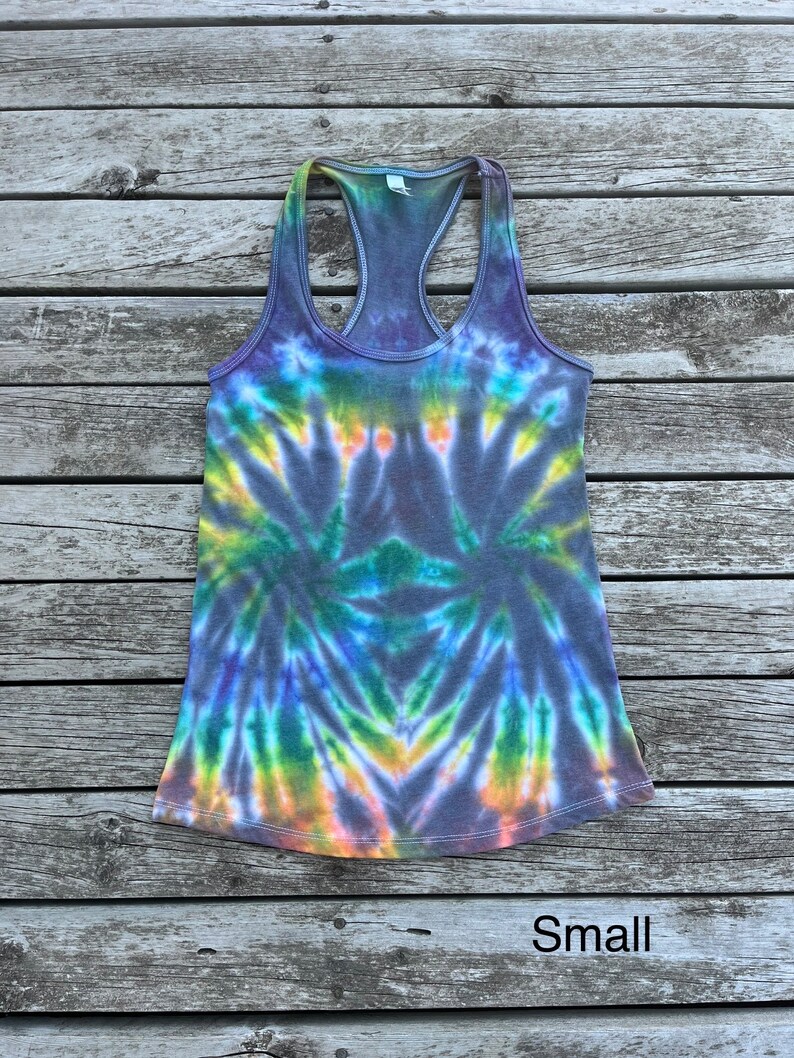 K&ouml;nnte beinhalten: Ein Batik-Tanktop in den Farben Grau, Blau, Gr&uuml;n und Gelb. Das Tanktop hat einen Racerback-Stil und ist in Gr&ouml;&szlig;e Small.