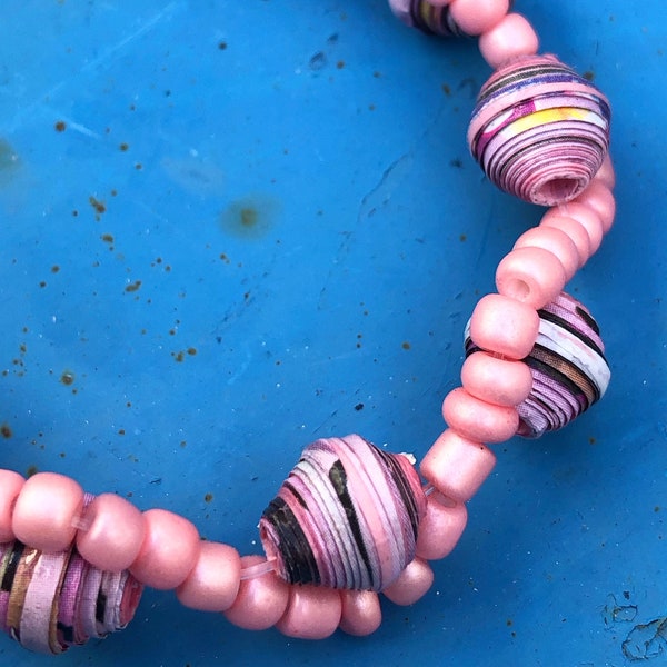 Pink beaded bracelet | Paperbead bracelet | Jewelry from Morocco | Moroccan design | Ecofriendly sustainable ethical jewelry | Upcycled