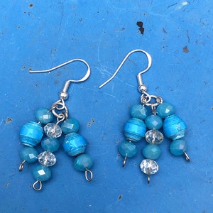 Orecchini pendenti a goccia blu orecchini unici fatti a mano con perline di carta a grappolo placcati in argento ganci ipoallergenici regalo di compleanno regalo per sorella