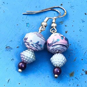 Orecchini con perline viola e argento / Orecchini con perline di carta riciclate Marocco / Orecchini riciclati fatti a mano unici / Orecchini pendenti a goccia con gancio in argento